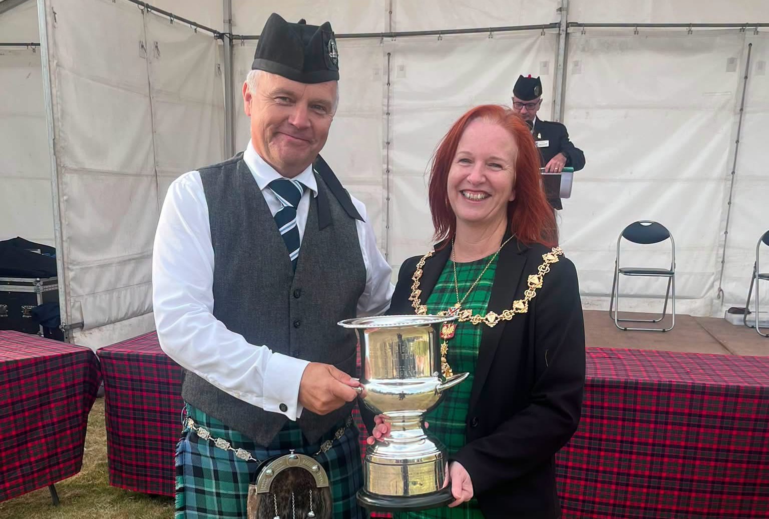 Provost Karen Murray Conaghan presents winners trophy to Inverary and District Pipe Band